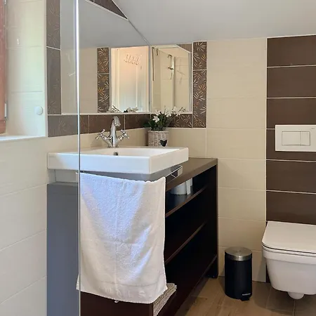 Lovely In With House A Panoramic View بيروغ